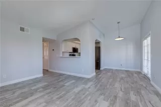 Photo #5: 2293547 Listing