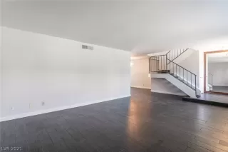 Photo #5: 2294633 Listing