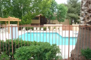 Photo #5: 2294869 Listing