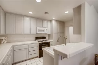 Photo #5: 2294926 Listing