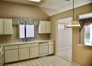 Photo #3: 2294993 Listing