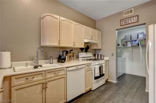 Photo #6: 2295078 Listing 