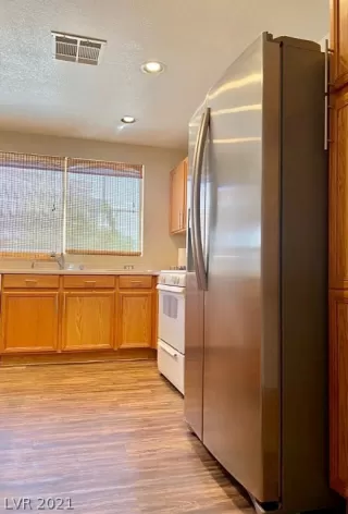 Photo #3: 2295207 Listing