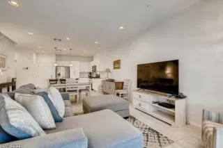 Photo #4: 2295639 Listing