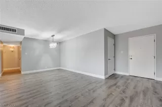 Photo #4: 2295738 Listing