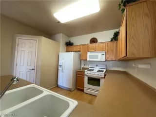 Photo #5: 2296038 Listing 