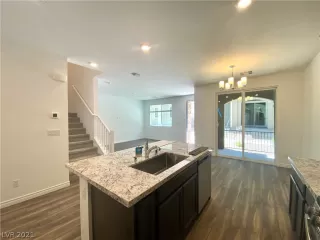 Photo #6: 2296161 Listing 