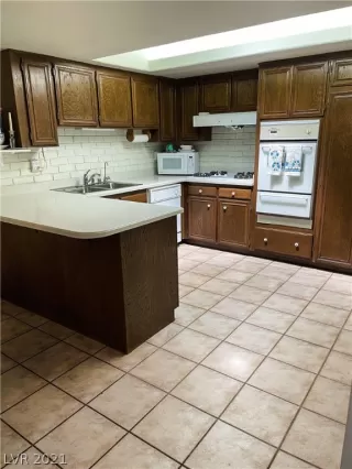 Photo #5: 2296433 Listing