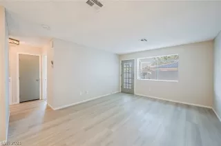 Photo #5: 2296957 Listing