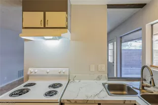 Photo #5: 2296969 Listing