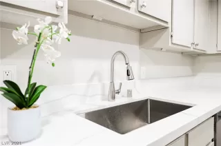 Photo #5: 2297048 Listing