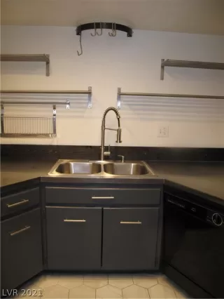 Photo #5: 2297115 Listing