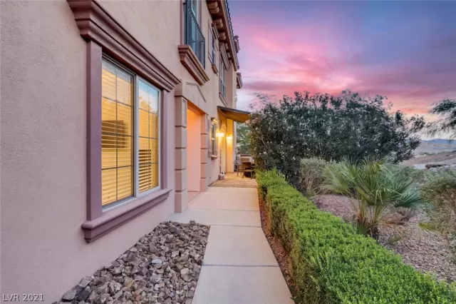 MLS: 2298264 Condo For Sale