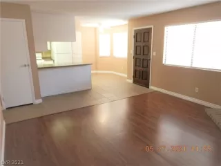 Photo #5: 2298916 Listing 