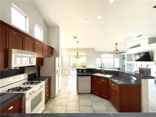 Photo #5: 2298934 Listing