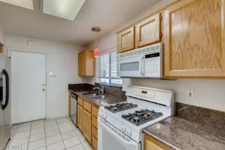 Photo #4: 2299000 Listing 