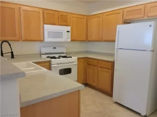 Photo #5: 2299204 Listing