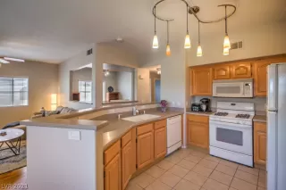 Photo #5: 2299589 Listing