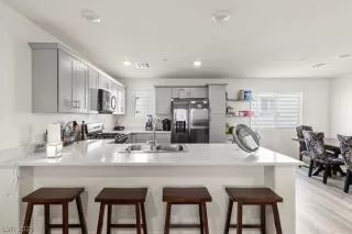 Photo #2: 2299683 Listing