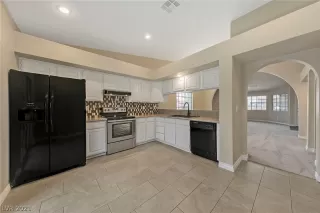 Photo #5: 2299842 Listing