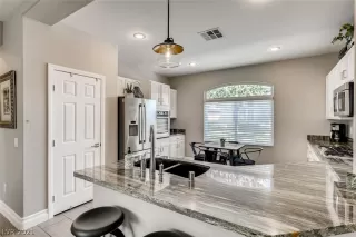 Photo #2: 2299853 Listing