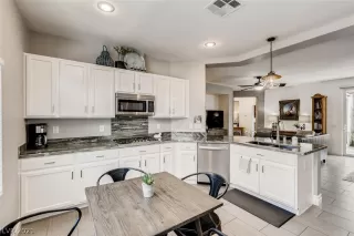 Photo #5: 2299853 Listing