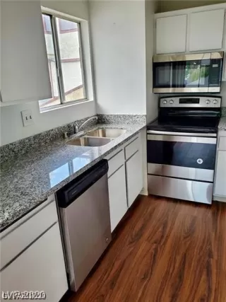 Photo #5: 2299859 Listing