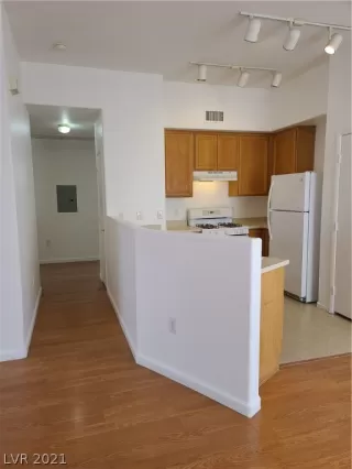 Photo #3: 2299860 Listing