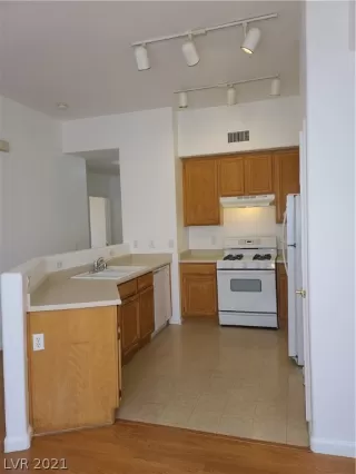 Photo #4: 2299860 Listing