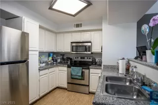 Photo #3: 2299907 Listing