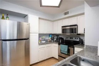 Photo #4: 2299907 Listing