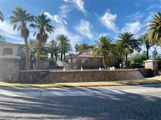 Photo #1: 2299987 Listing