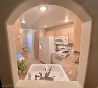 Photo #3: 2299987 Listing