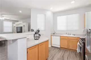 Photo #5: 2300069 Listing