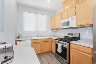 Photo #6: 2300069 Listing