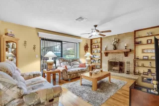 Photo #4: 2300137 Listing