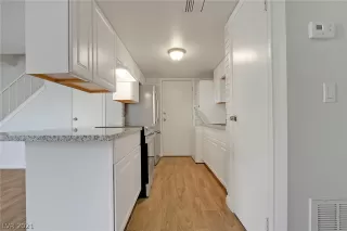 Photo #6: 2300421 Listing 