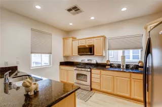 Photo #5: 2300497 Listing