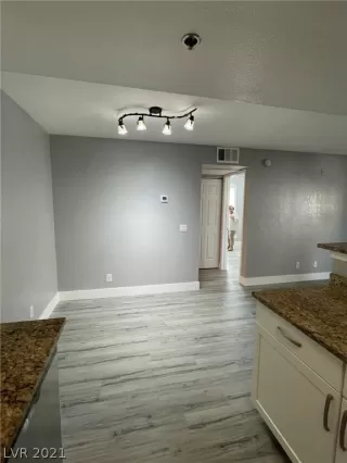 Photo #4: 2302056 Listing 