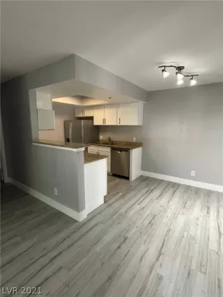 Photo #5: 2302056 Listing 