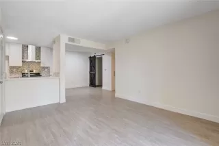 Photo #4: 2302105 Listing 