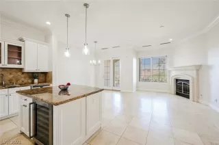 Photo #5: 2302282 Listing