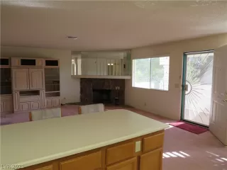 Photo #5: 2302367 Listing