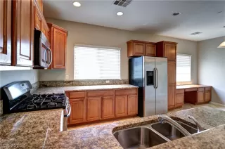 Photo #6: 2302409 Listing 