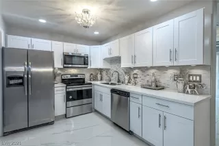 Photo #3: 2302506 Listing