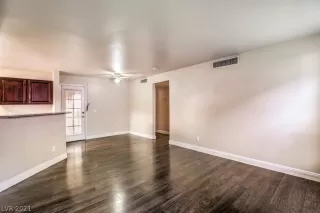 Photo #5: 2302695 Listing