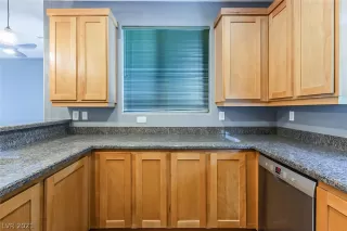 Photo #5: 2302943 Listing