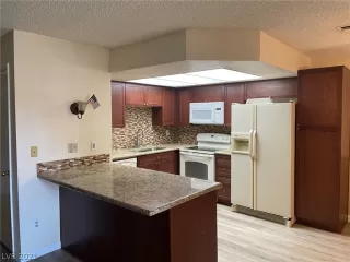 Photo #5: 2303062 Listing