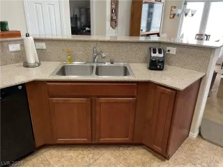 Photo #4: 2303095 Listing