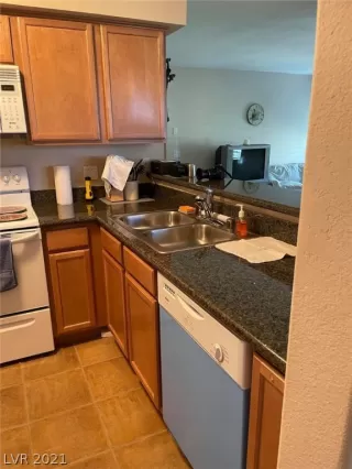 Photo #5: 2303110 Listing